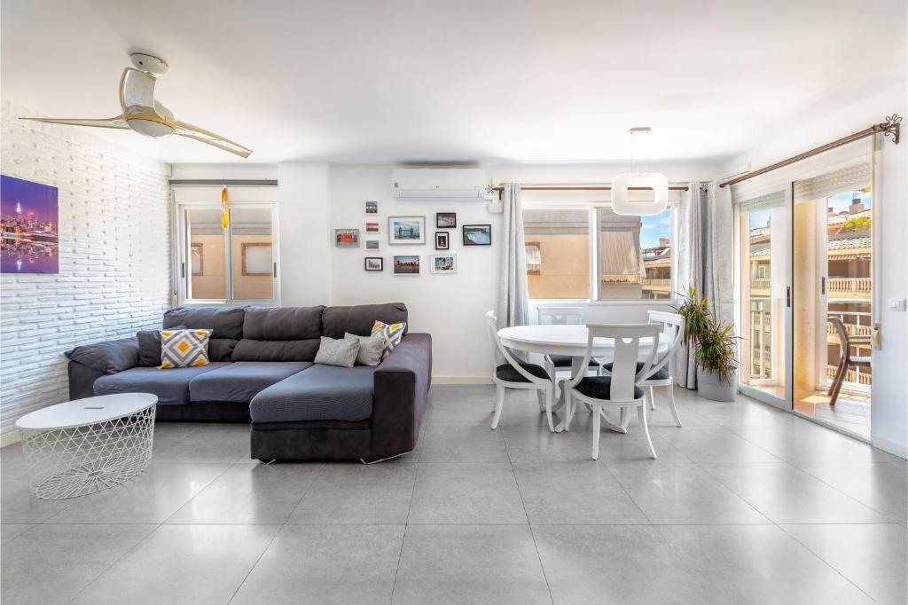 a living room with a couch and a table at Amplio Canet in Canet de Berenguer