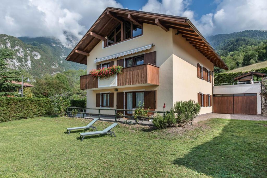 a house in the mountains with a yard at Appartamento dorsino in Dorsino
