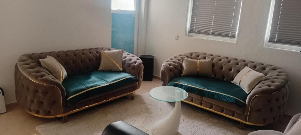 zwei Sofas und ein Tisch in einem Wohnzimmer in der Unterkunft Brač Milna in Milna