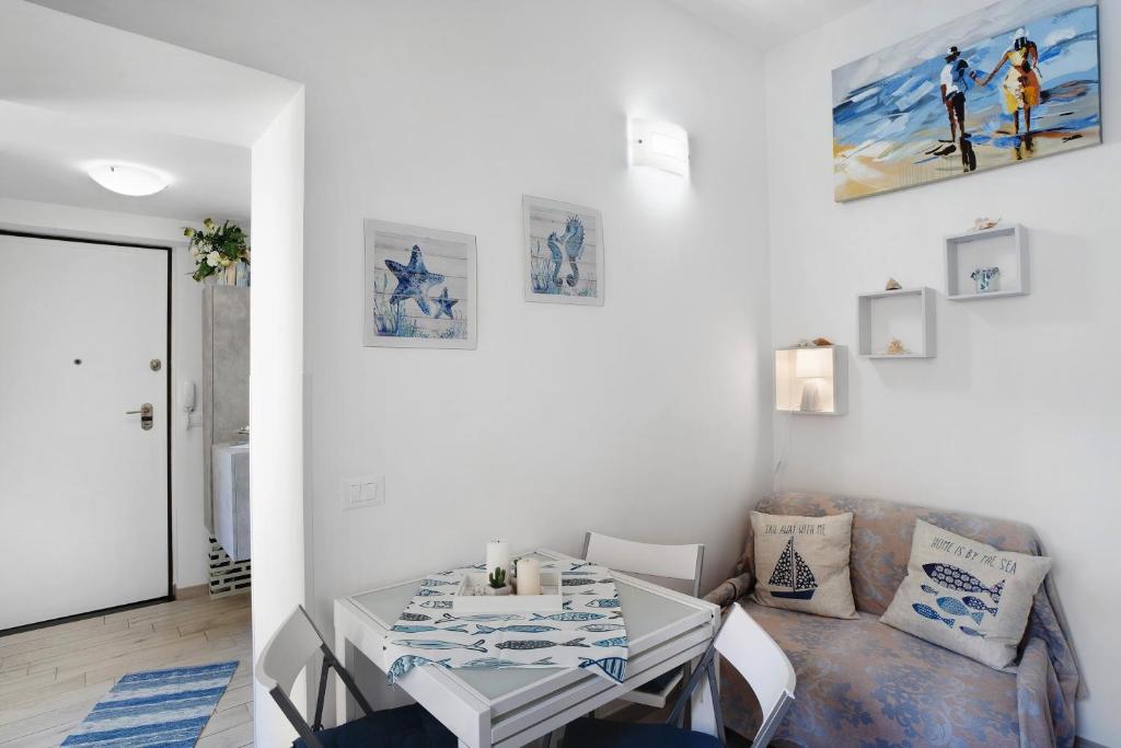 a living room with a table and a couch at Casa di Ali in Imperia
