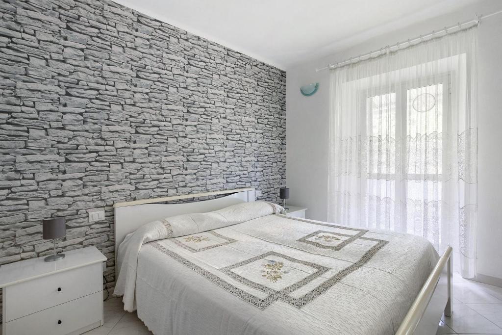 a bedroom with a brick wall and a bed at Da Ercolino in Pitelli