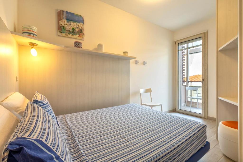a small bedroom with a bed and a window at Villafranca in Alghero