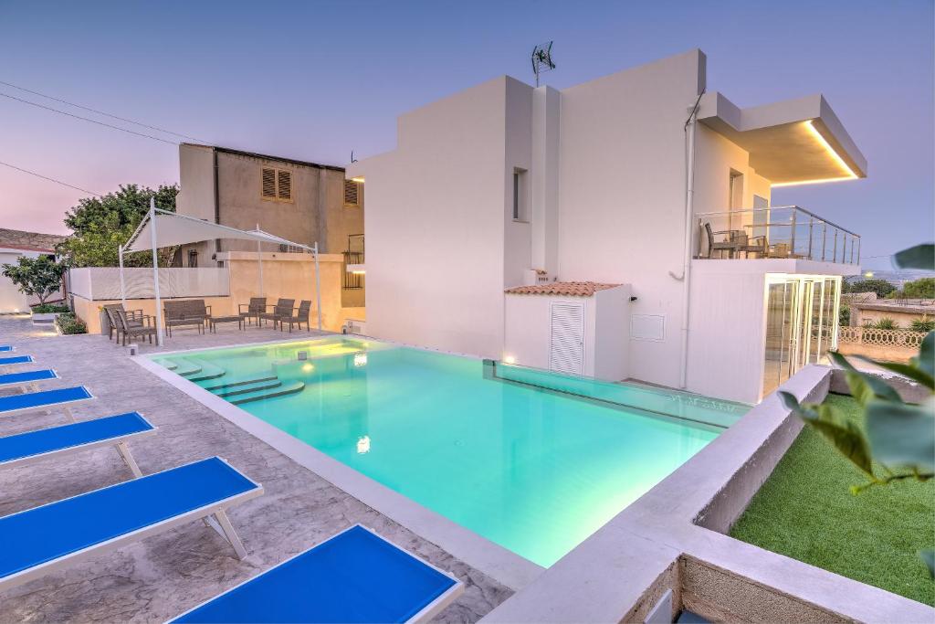 a swimming pool in the backyard of a villa at Villa Vani - Appartamento 1 in Marina di Ragusa