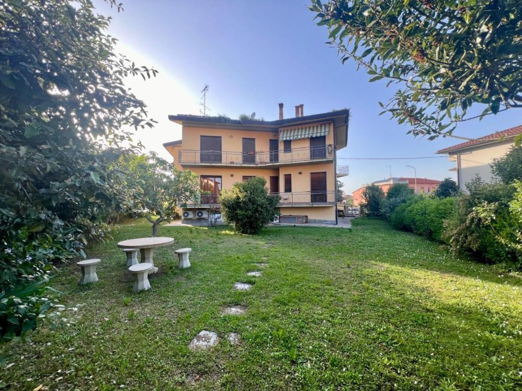 a house with a picnic table in the yard at Art Rooms in Arezzo