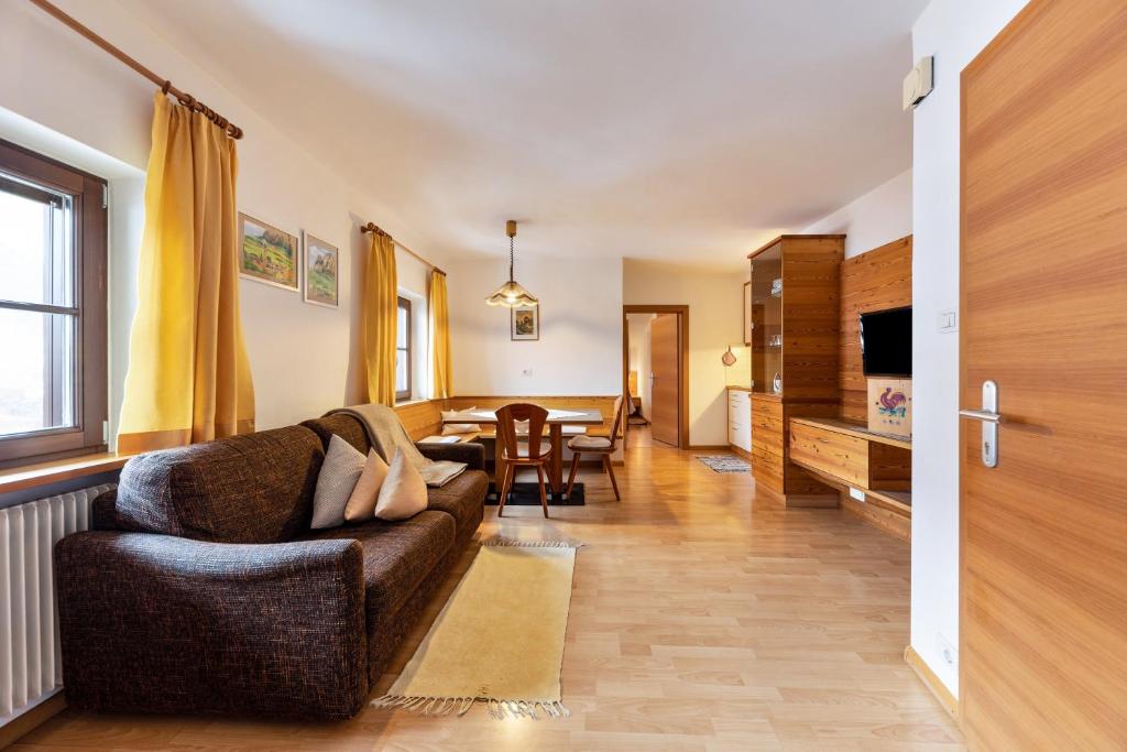 a living room with a couch and a table at Florerhof Ferienwohnung Lavendel in Vols am Schlern