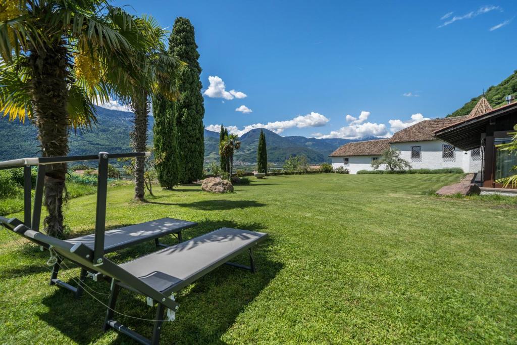 a picnic bench in a yard with a house at Thanhammer Apt Quarz in Terlano