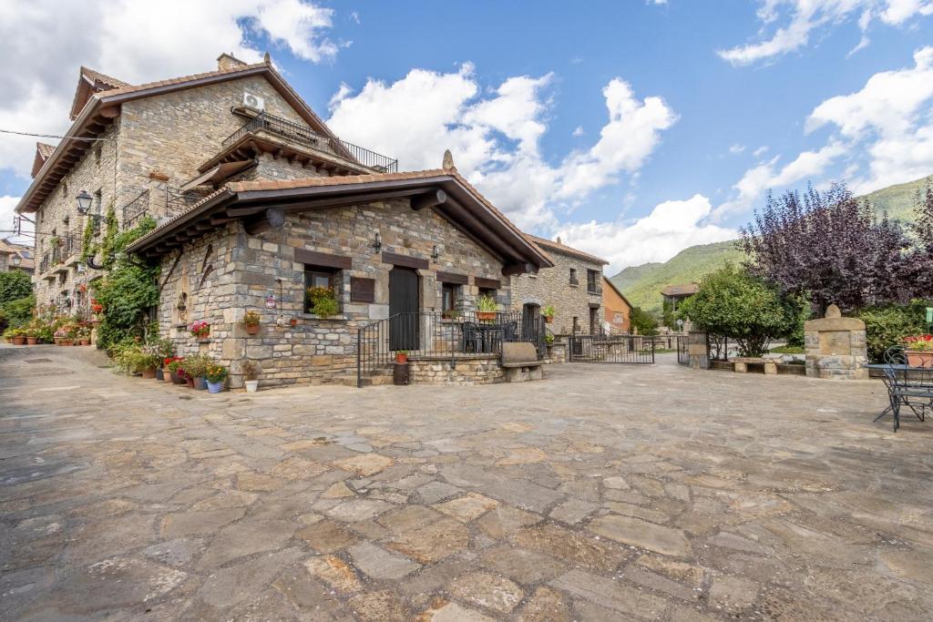 a stone house with a stone driveway at Casa Perico in Borrastre