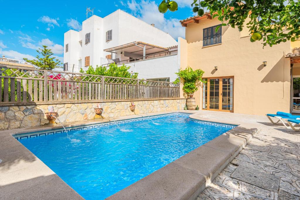 ein Swimmingpool vor einem Haus in der Unterkunft C'an Crespí in Consell