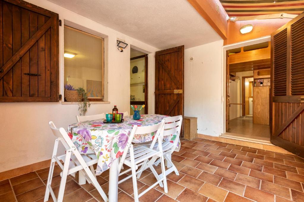 a dining room with a table and chairs at Casa al mare con ampia veranda in Stintino