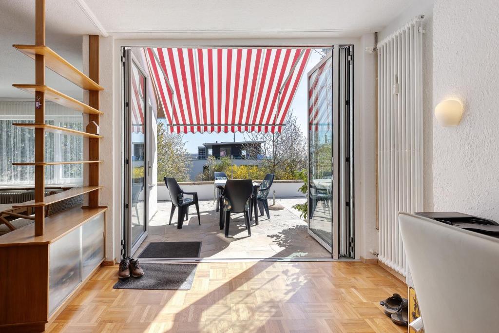 a kitchen and dining room with an open door to a patio at Hegaudomizil in Engen