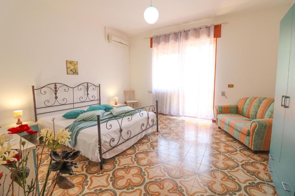 a bedroom with a bed and a couch at Casa Isabel a Otranto 10 posti in Otranto