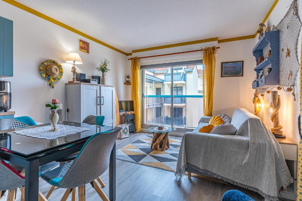 a living room with a couch and a table at Studio cabine centre ville in Arcachon
