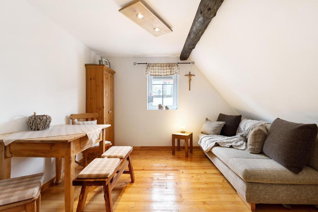 a living room with a couch and a table at Stub'n Balbine in Waischenfeld