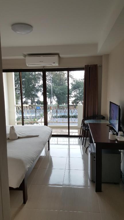 Yellow House Rayong - Deluxe Double Room With Balcony And Sea View