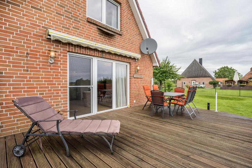 a wooden deck with a table and chairs on it at Ferienwohnung Lichtblick in Grömitz