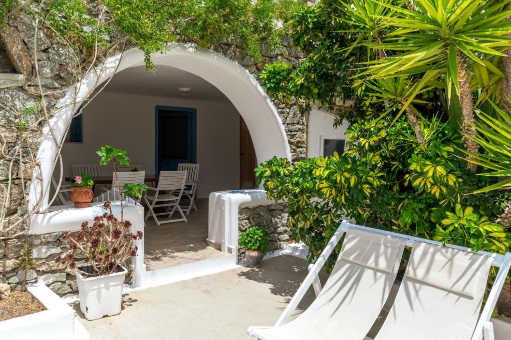 a view of the patio from the house at Afroditi Ftelia Yasemi b in Mykonos