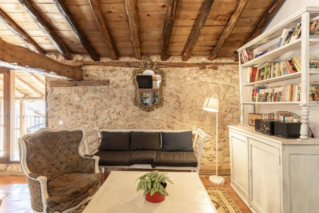 a living room with a couch and a table at La Botica De Maderuelo in Maderuelo
