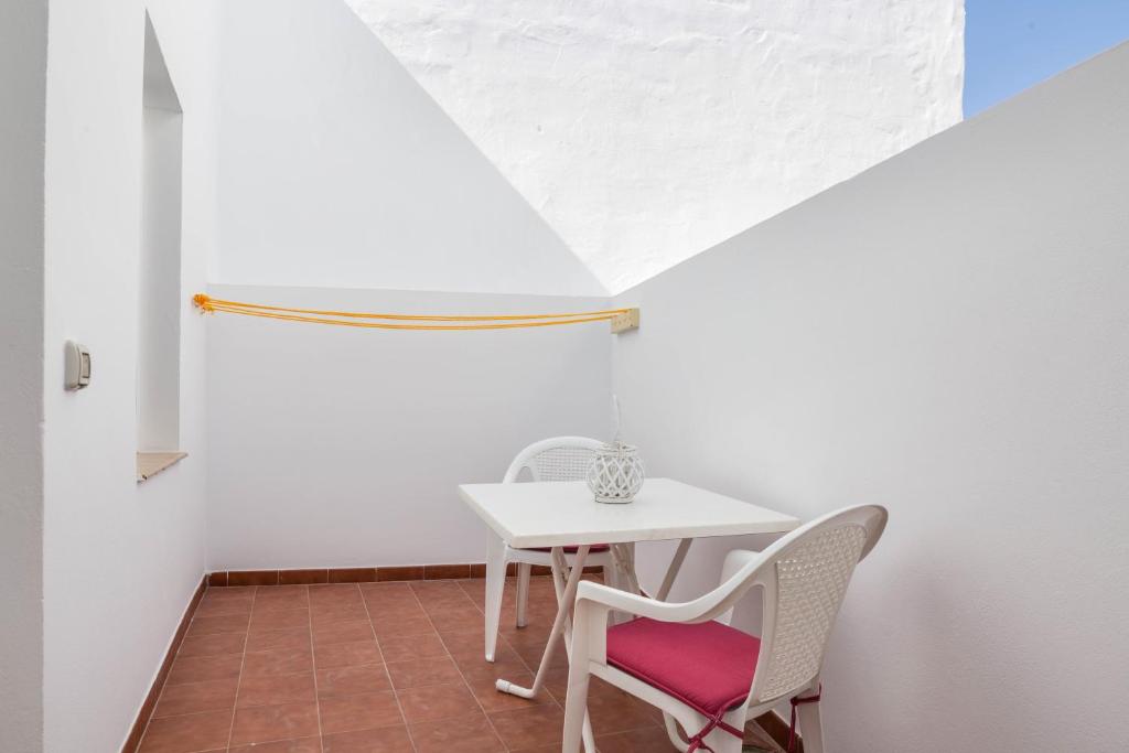 a white table and chairs in a room at Apartamento Las Playitas in Tuineje
