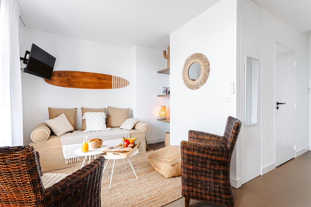 a living room with a couch and a table at Les iles, Rivedoux Beach House in Rivedoux-Plage