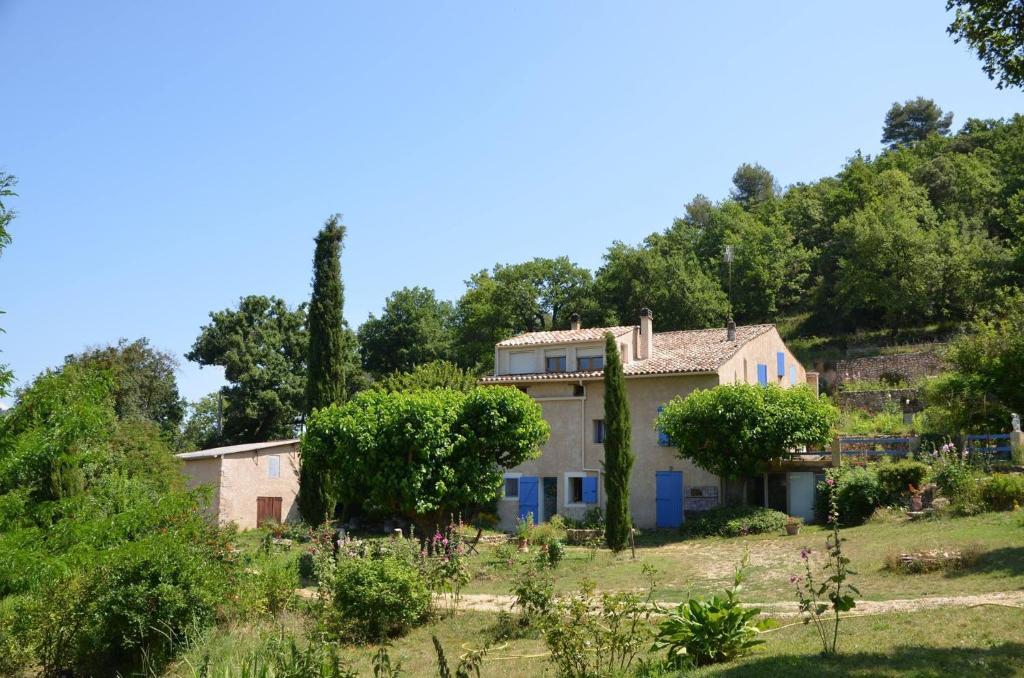 ein Haus auf einem Hügel mit Bäumen auf einem Feld in der Unterkunft Studio Bas Verdon in Allemagne-en-Provence