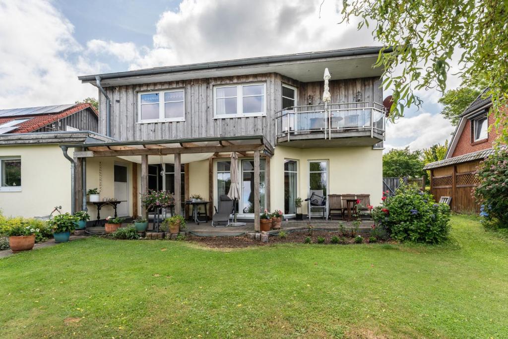 an exterior view of a house with a yard at Ferienwohnung am Rande Neumünsters in Neumünster