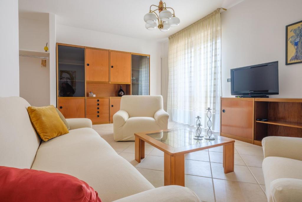 a living room with a couch and a tv at Appartamento Leo in Brindisi