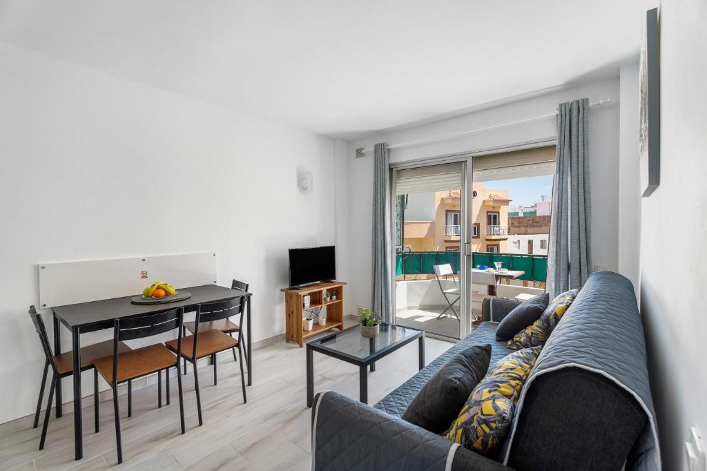 a living room with a couch and a table at Apartamento La Concha in Candelaria