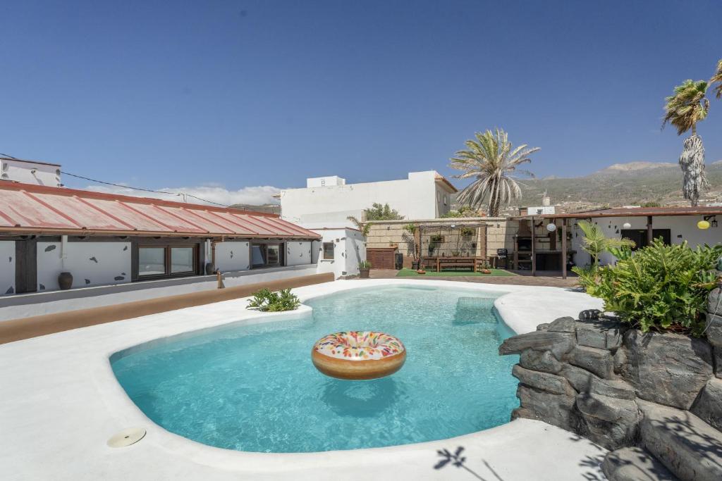 a swimming pool in the middle of a house at Casa Abuelo Manuel in El Draguito