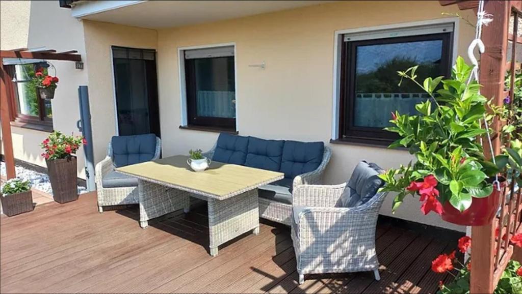 a patio with a table and chairs on a deck at Ferienwohnung Sigrun in Niedenstein
