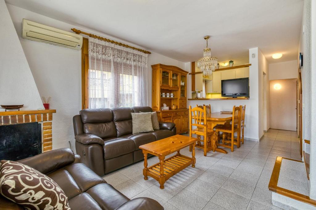 a living room with a couch and a table at Ampuriabrava in Empuriabrava