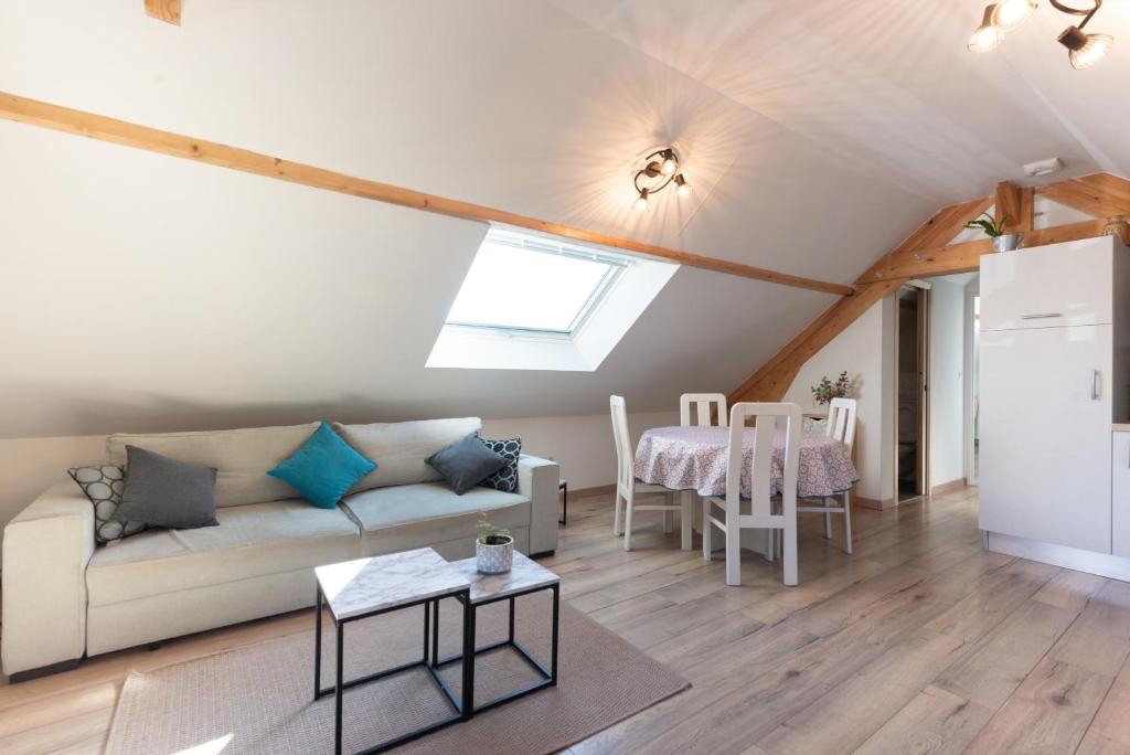 a living room with a couch and a table at Chalet 2 Pièces Avec Terrasse in Ouzous