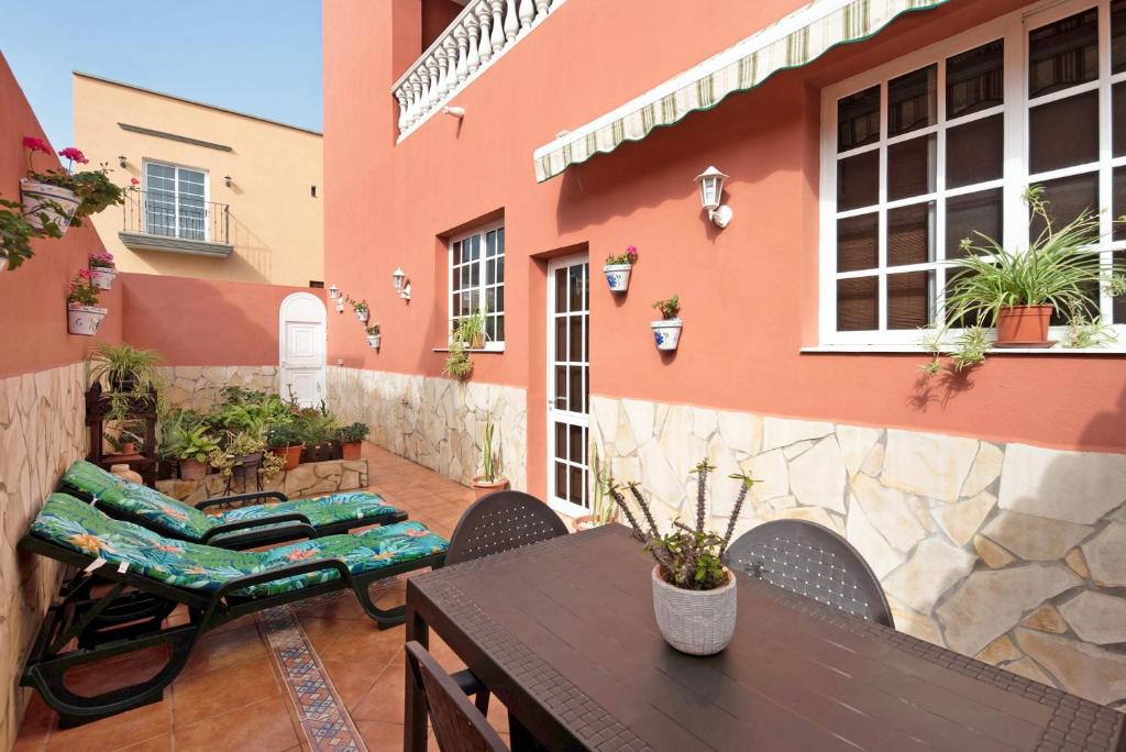 a patio with a table and chairs and a building at Casa Matyas in Icod de los Vinos