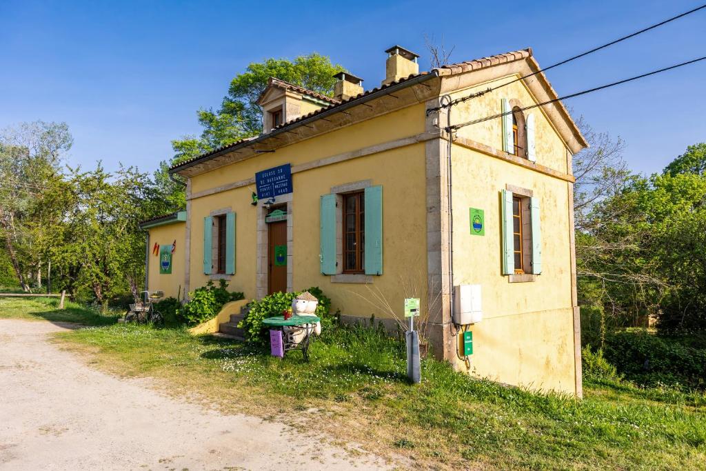 an old house on the side of a dirt road at Gite de l'Ecluse in Bassanne
