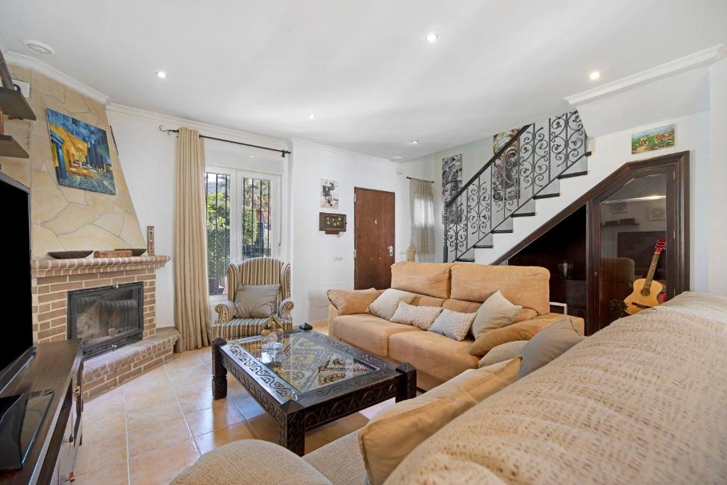 a living room with a couch and a fireplace at Villa Viruta in El Bosque