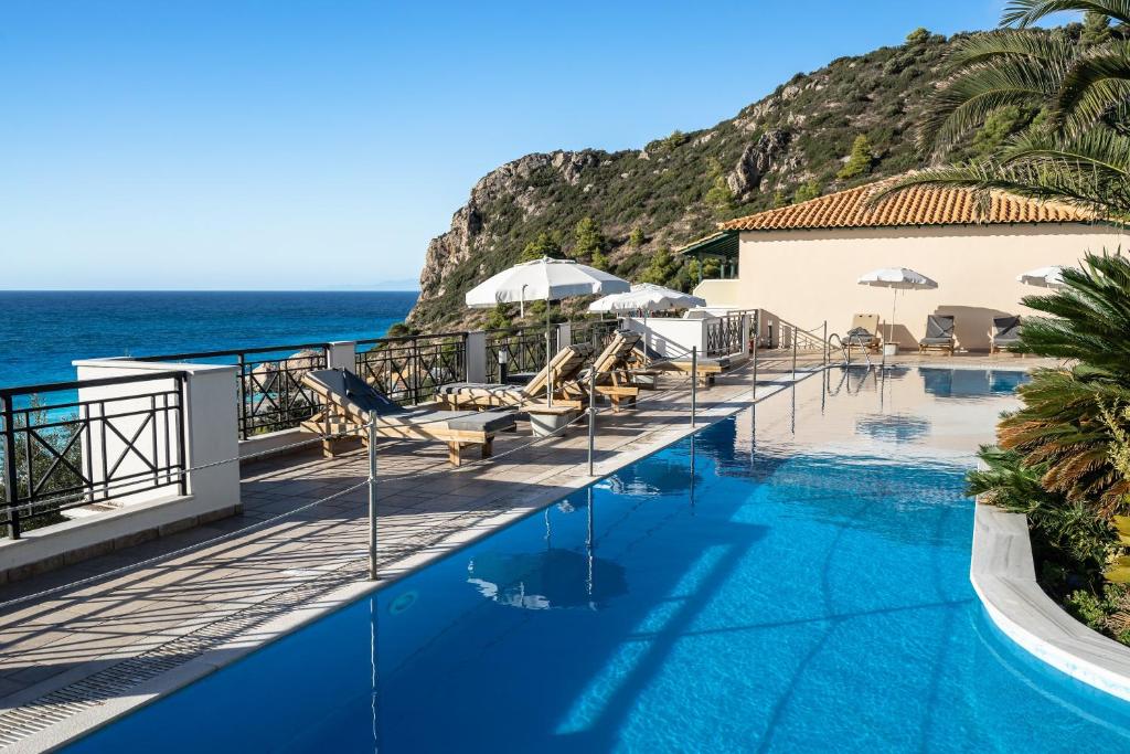 ein Swimmingpool mit Blick auf das Meer in der Unterkunft Sunset Premium Studio B in Lefkada Town