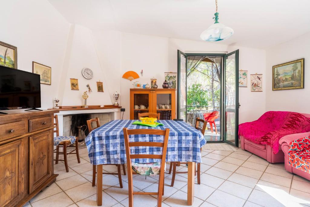 a living room with a table and a couch at Su entu a mari Museddu in Cardedu