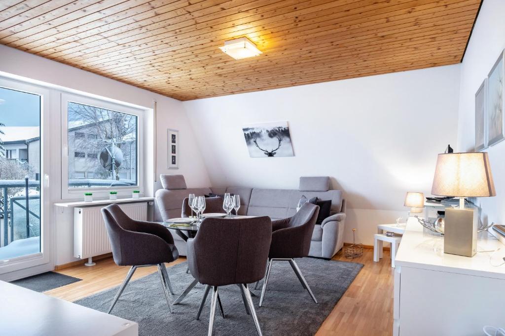 a dining room with a table and chairs at Schwarzwaldblick D App 10 mit Pool in Schönwald