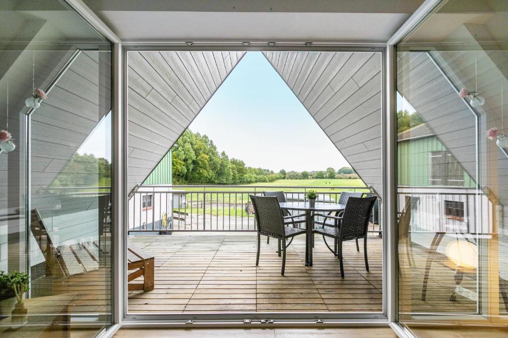 a screened in porch with a table and chairs at Ferienwohnung Carolin Witt in Großsolt