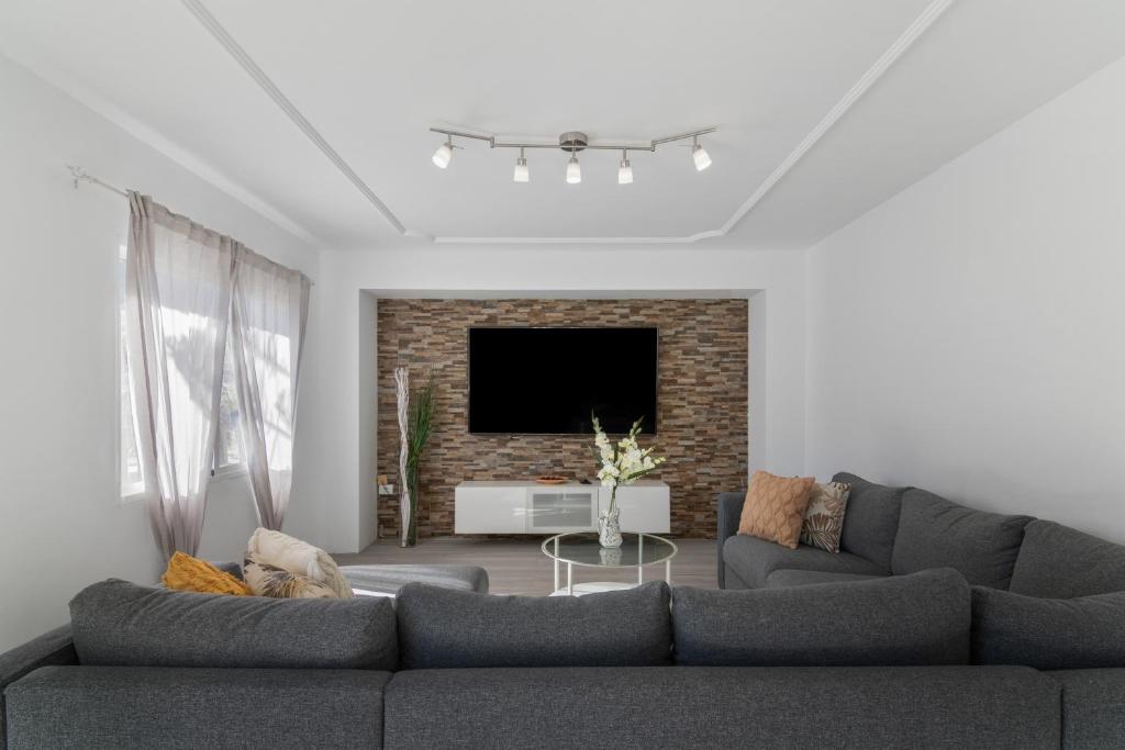 a living room with a couch and a tv at Casa Zoiben in San Nicolás