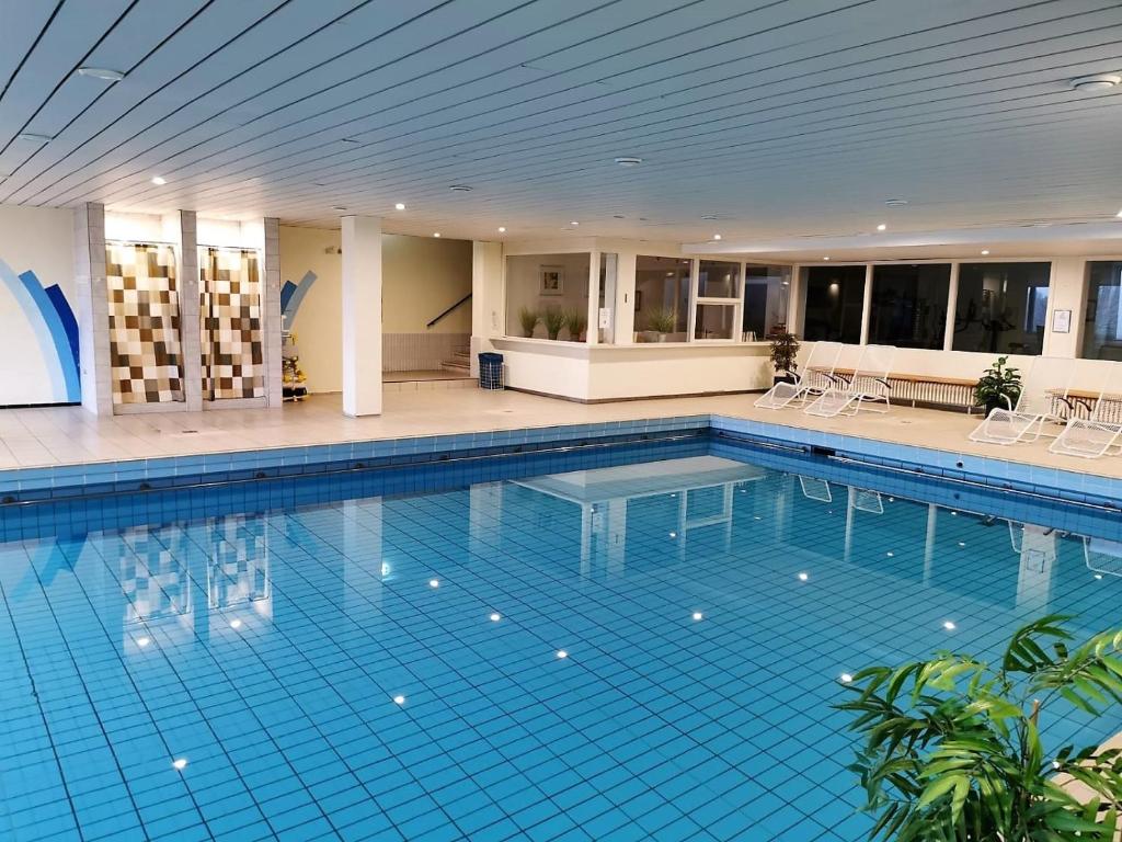 a large swimming pool in a building at Ferienwohnung Waldkäuzle in Lenzkirch