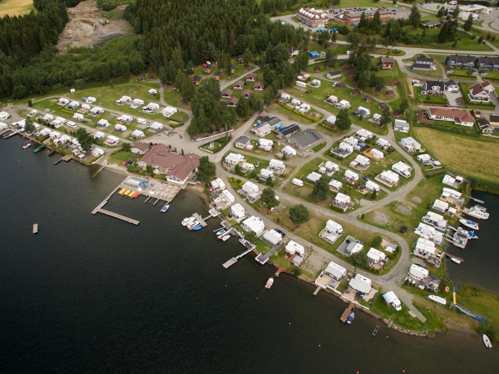 z góry widok na przystań z grupą łodzi w obiekcie Steinvik Camping w mieście Moelv