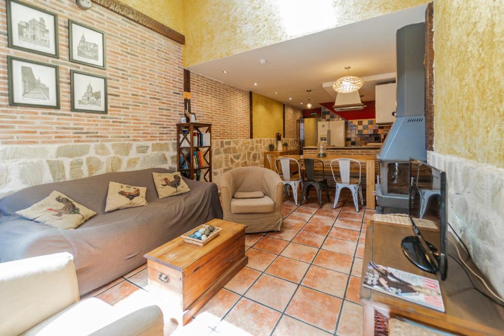 a living room with a couch and a table at El Palomar De La Cuesta in Lerma