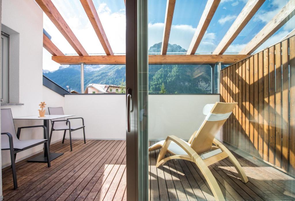 a room with a balcony with a table and chairs at Alpenblick Nr 8 in Campo Tures