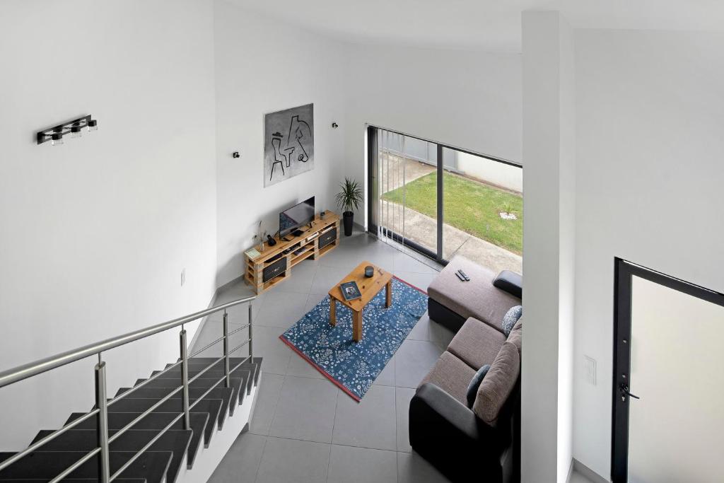 a living room with a couch and a table at Casa Caminho da Esperança in Porto Judeu