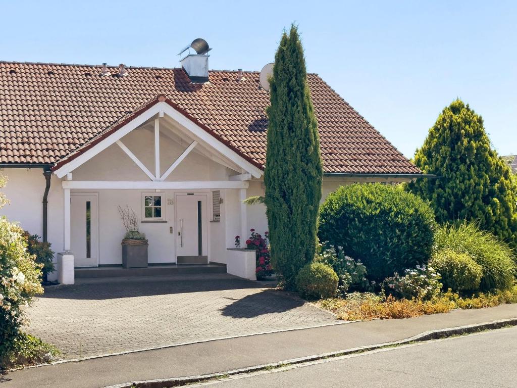 a white house with a red roof at Karlotta in Eriskirch