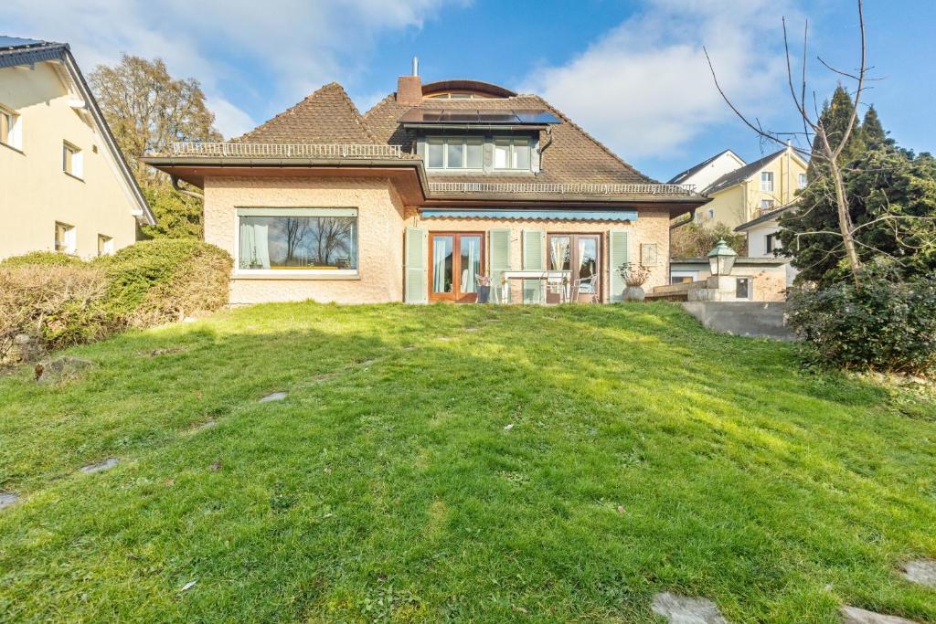 a house with a grassy yard in front of it at Living the Green in Friedrichsdorf