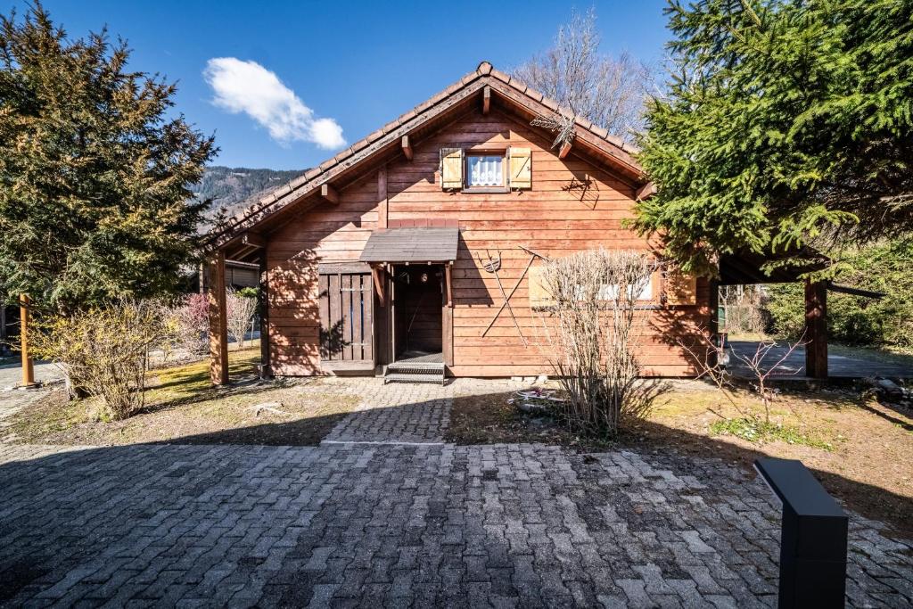 a house with a brick driveway in front of it at Chalet 7p Confort - Le refuge in Verchaix