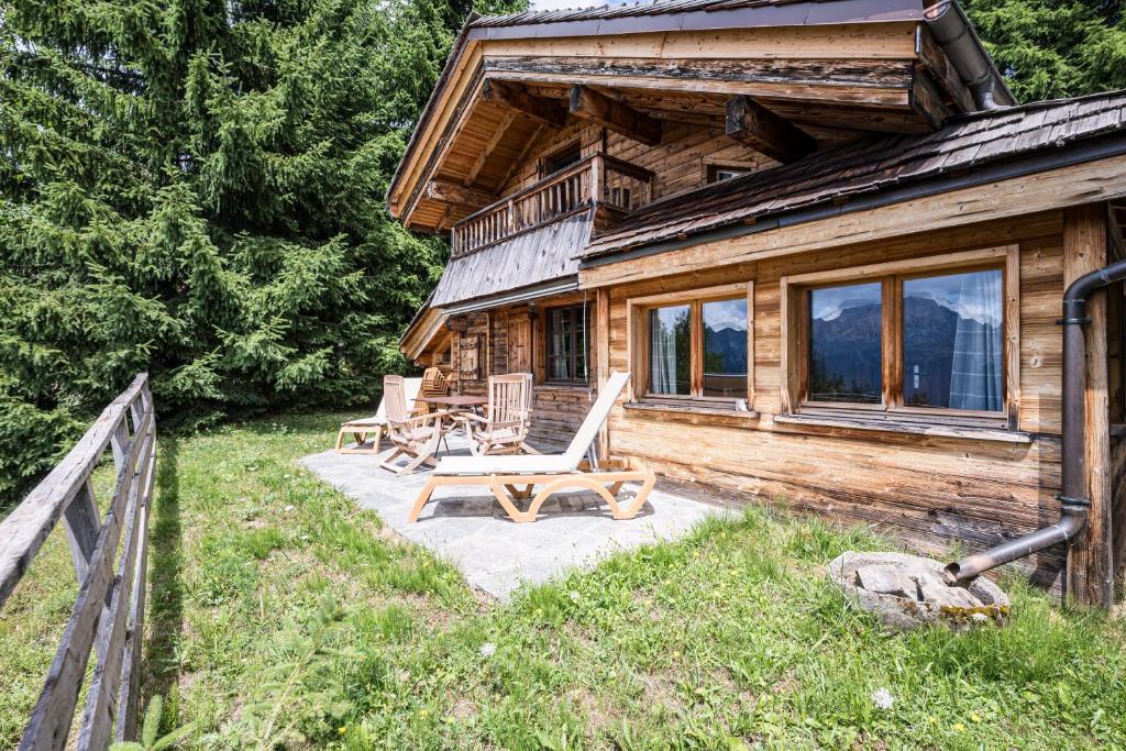 een blokhut met ligstoelen ervoor bij Chalet Vardasse in Manigod