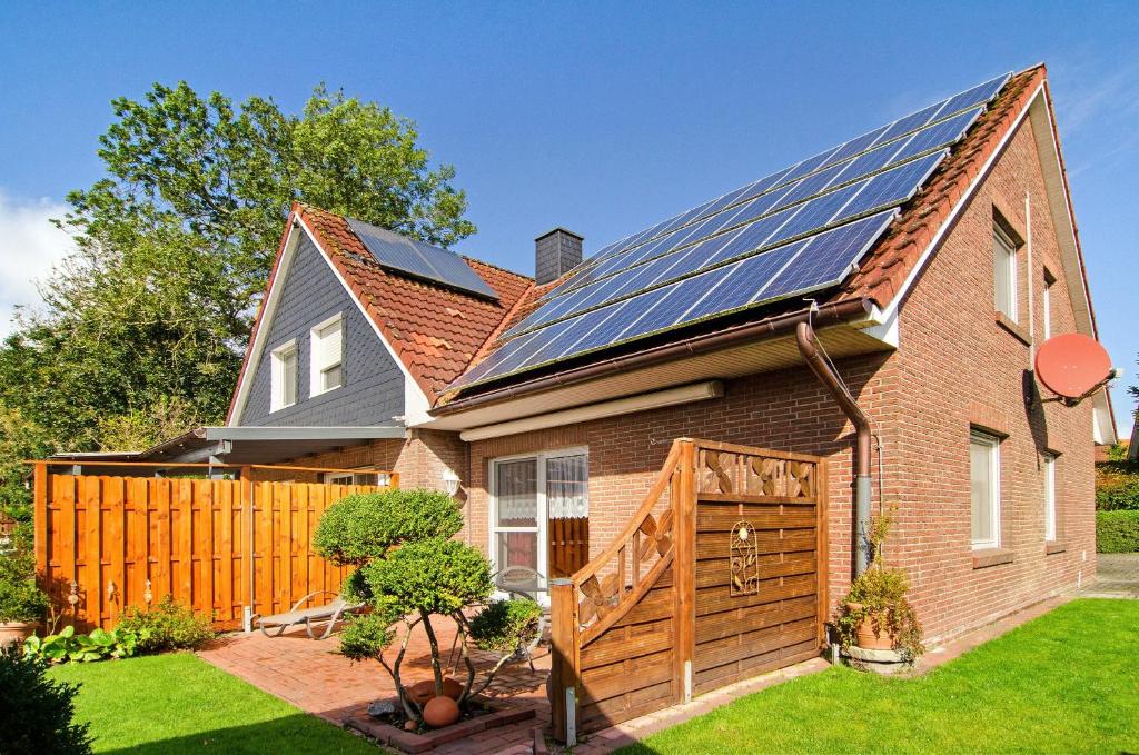una casa con pannelli solari sul tetto di Ferienhaus Berdum a Wittmund