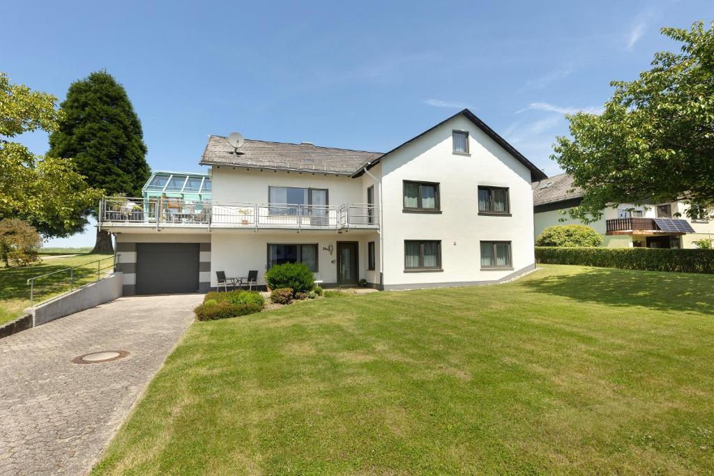 ein großes weißes Haus mit einem großen Garten in der Unterkunft Bubach in Laubach